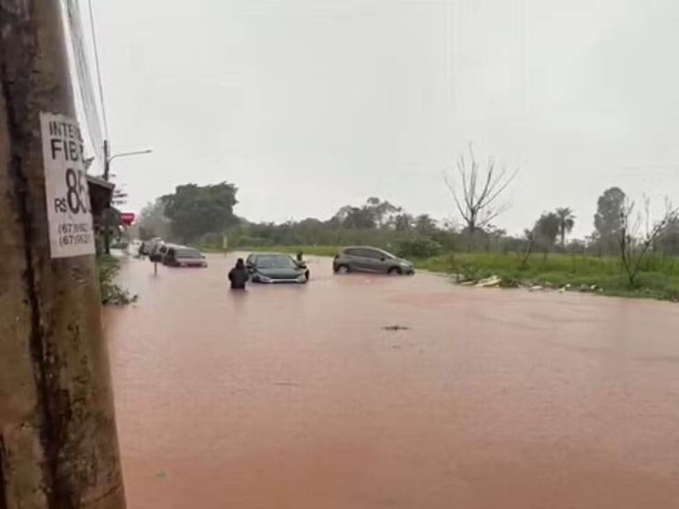 Veículos ficaram ilhados em meio à água durante a forte chuva em Campo Grande - Foto: Arquivo pessoal