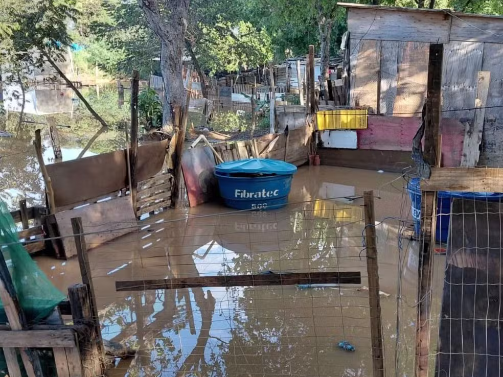 Alagamento deixou vias de terra intransitáveis na Comunidade Vitória, no Jardim Centro Oeste - Foto: José Aparecido