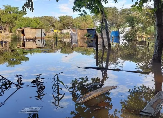 Água invadiu moradias da Comunidade Vitória após temporal em Campo Grande - Foto: José Aparecido