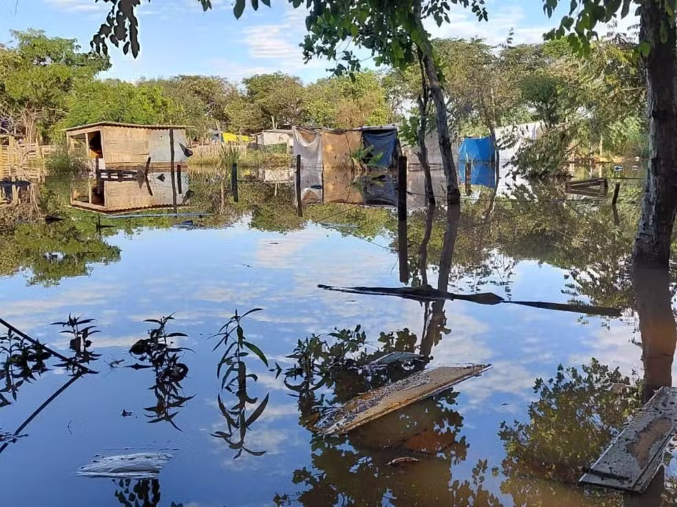 Água invade casas e deixa moradores ilhados na Comunidade Vitória