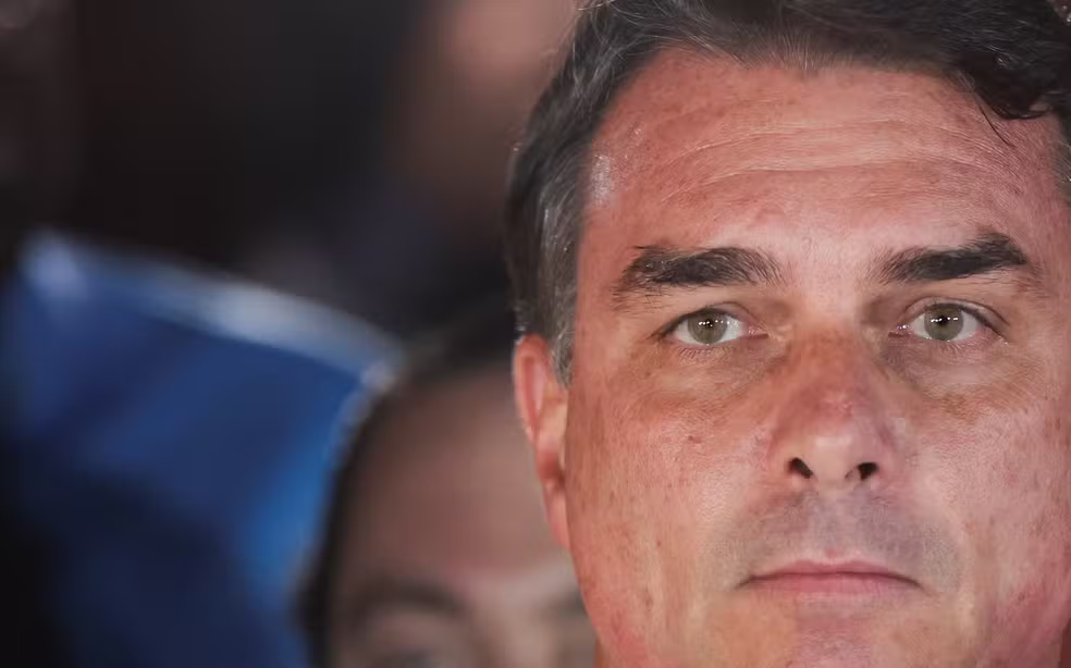 PF aponta risco de fuga e pede apreensão do passaporte de Flávio
