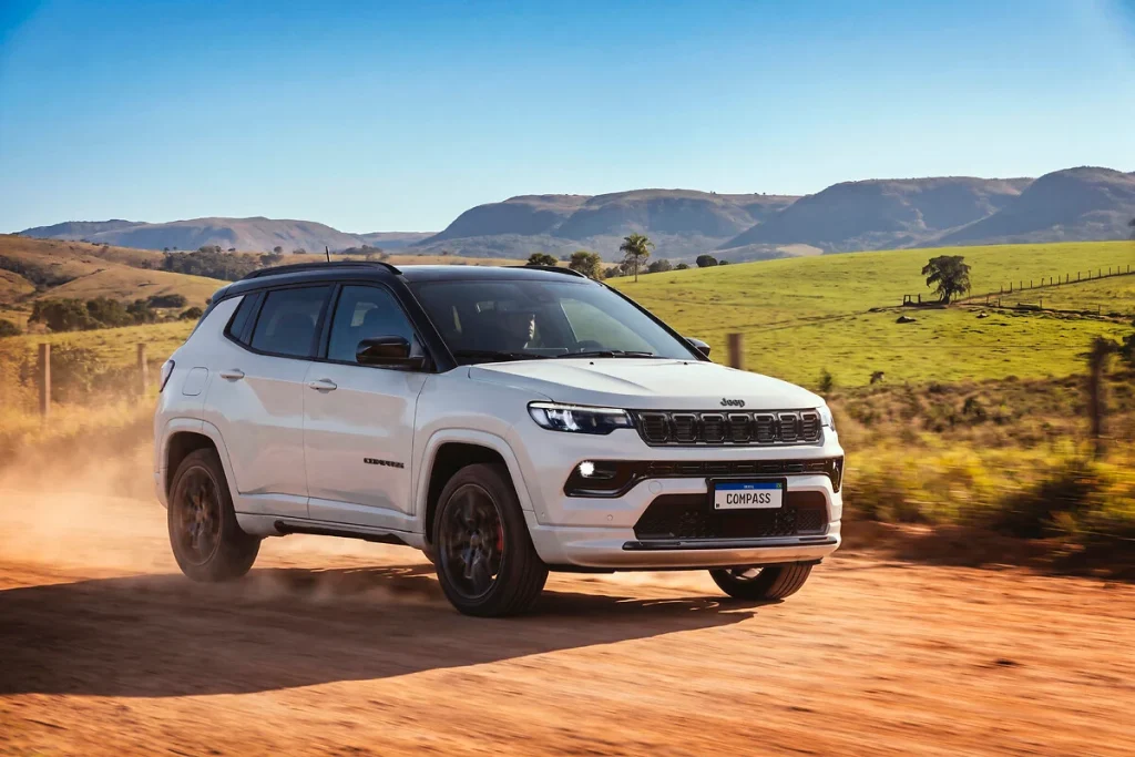 Jeep Compass 2027 ganha motorização híbrida leve de 48V e novas opções de acabamento - Foto: Compass Blackhawk/Stellantis