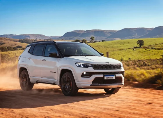 Jeep Compass 2027 ganha motorização híbrida leve de 48V e novas opções de acabamento - Foto: Compass Blackhawk/Stellantis