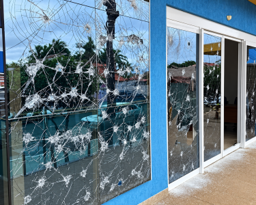 Fachada da Câmara Municipal de Costa Rica foi depredada durante a madrugada de domingo - Foto: Divulgação