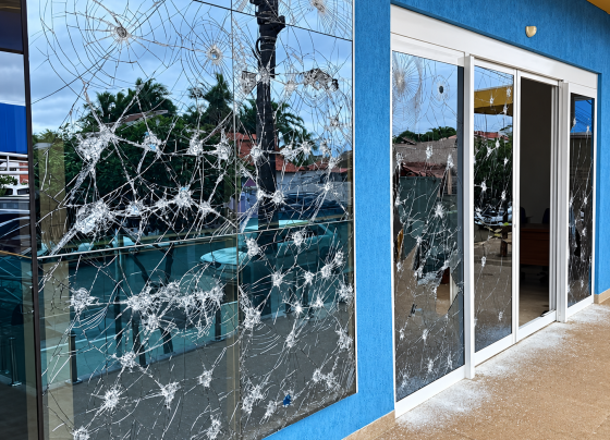 Fachada da Câmara Municipal de Costa Rica foi depredada durante a madrugada de domingo - Foto: Divulgação