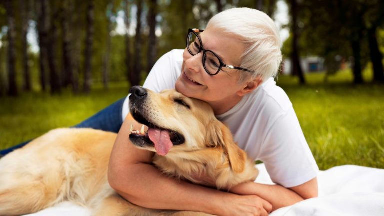 71% dos tutores na terceira idade aproveitam mais a vida: como cães e gatos viraram os maiores aliados de quem envelhece sem companhia