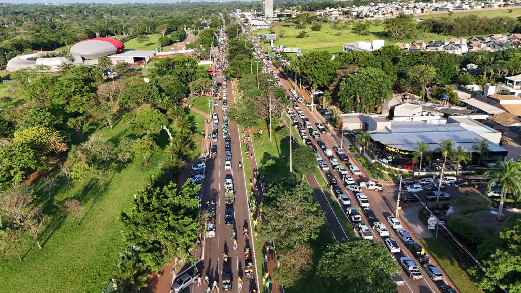 Carros, motos e caminhões formaram o comboio durante ato político realizado neste sábado em Campo Grande - Foto: Williams Souza