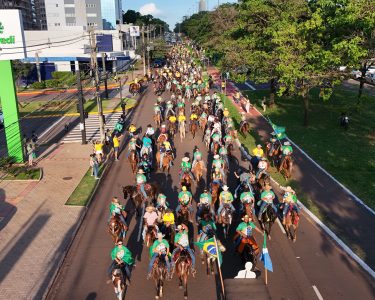 Cavalgada abriu carreata em apoio a Flávio Bolsonaro na Avenida Afonso Pena, em Campo Grande - Fotos: Williams Souza