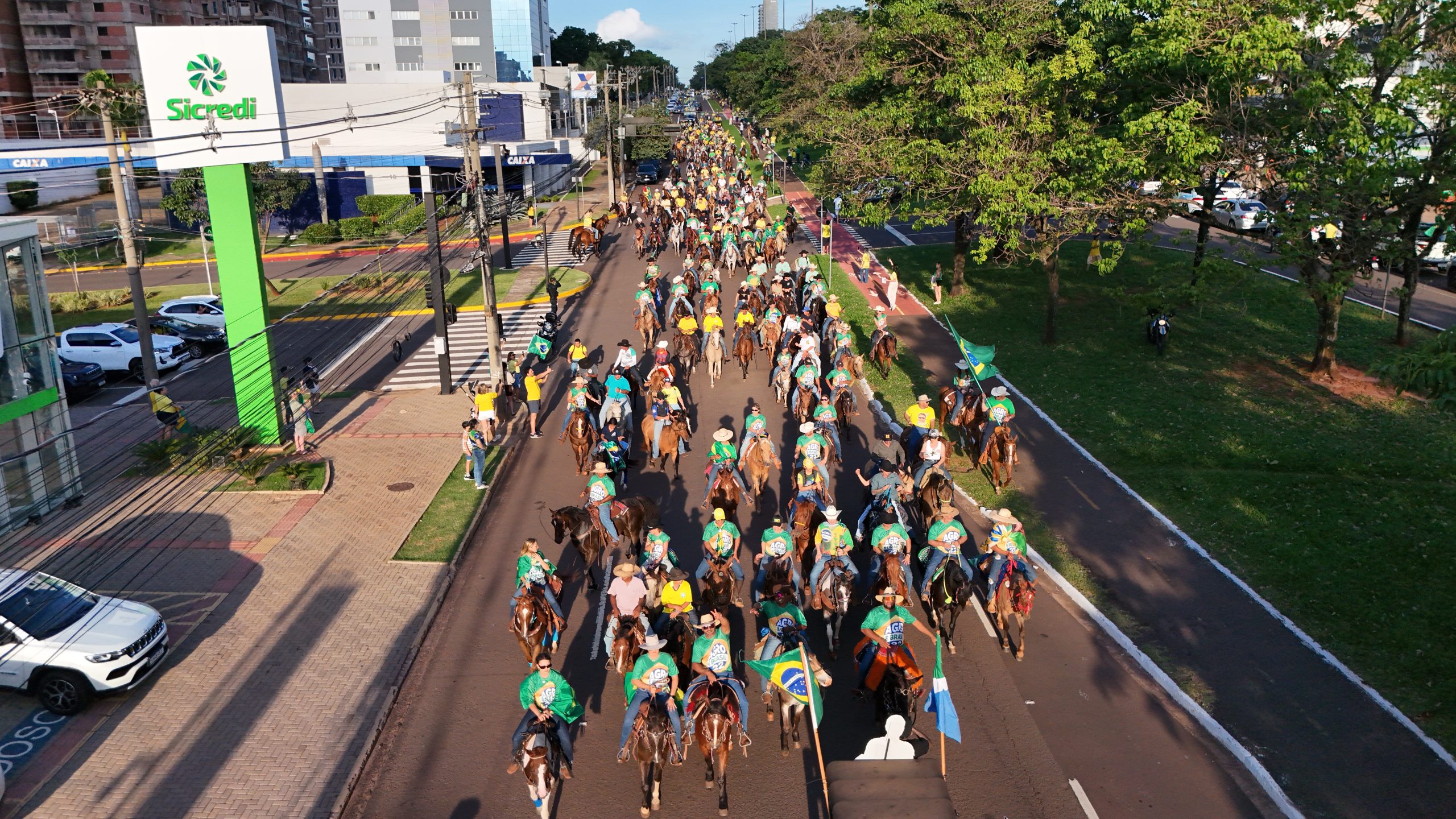 Drone mostra dimensão de carreata pró-Flávio na Avenida Afonso Pena