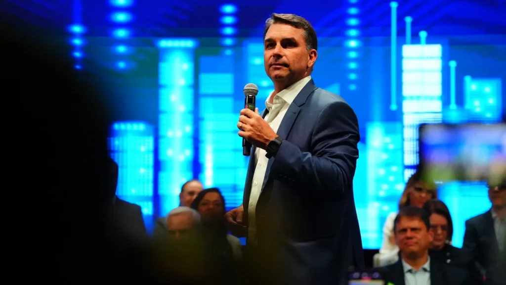 Flávio Bolsonaro venceu em 69 dos 79 municípios de Mato Grosso do Sul no segundo turno - Foto: Vittor Sales/Campanha Flávio Bolsonaro