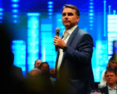 Flávio Bolsonaro venceu em 69 dos 79 municípios de Mato Grosso do Sul no segundo turno - Foto: Vittor Sales/Campanha Flávio Bolsonaro