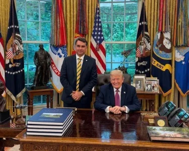 Flávio Bolsonaro recebeu autorização para entrar nos Estados Unidos, segundo assessor de Donald Trump - Foto: Reprodução