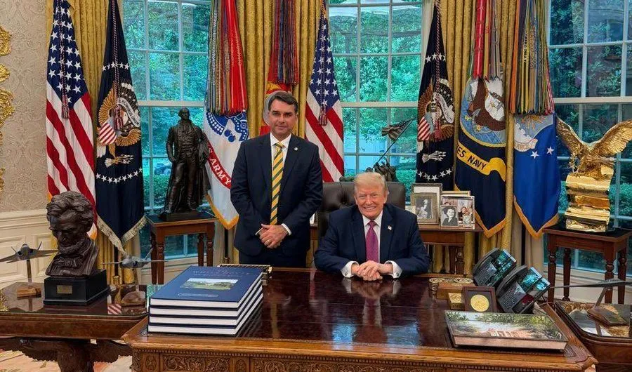Trump autoriza entrada de Flávio Bolsonaro nos EUA, diz assessor