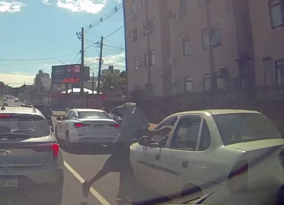 Homem foi encaminhado ao CAPS Guanandi após ser flagrado tentando agredir motorista em Campo Grande - Foto: Reprodução/Ademir Costa