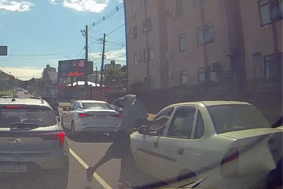 Homem que atacou motorista em semáforo é internado em Campo Grande