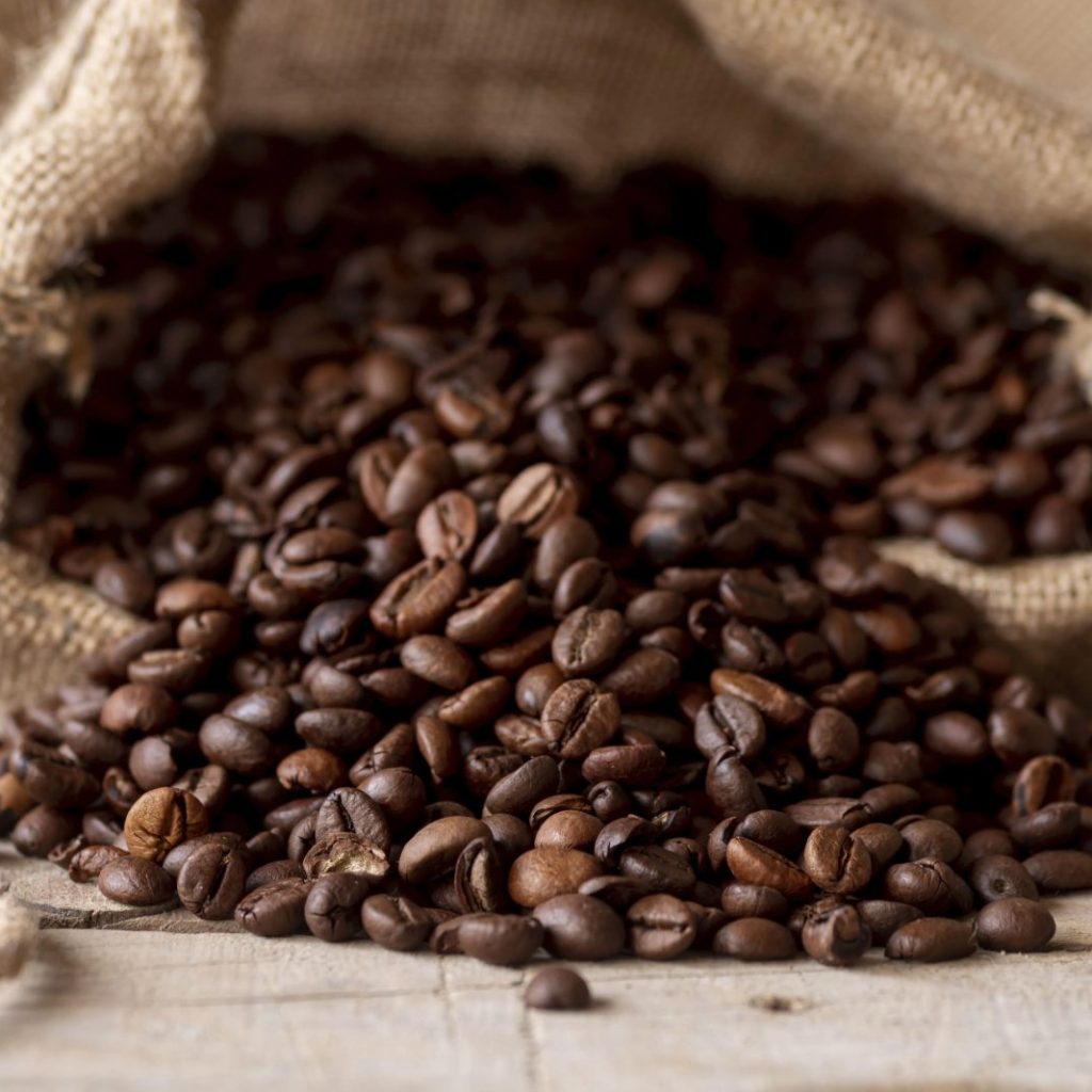 Café opera em baixa na bolsa de Nova York com cenário positivo em regiões produtoras