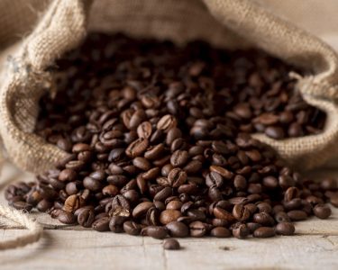 Café opera em baixa na bolsa de Nova York com cenário positivo em regiões produtoras