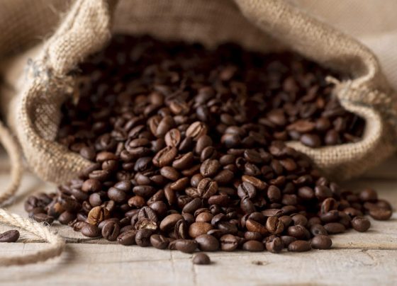 Café opera em baixa na bolsa de Nova York com cenário positivo em regiões produtoras