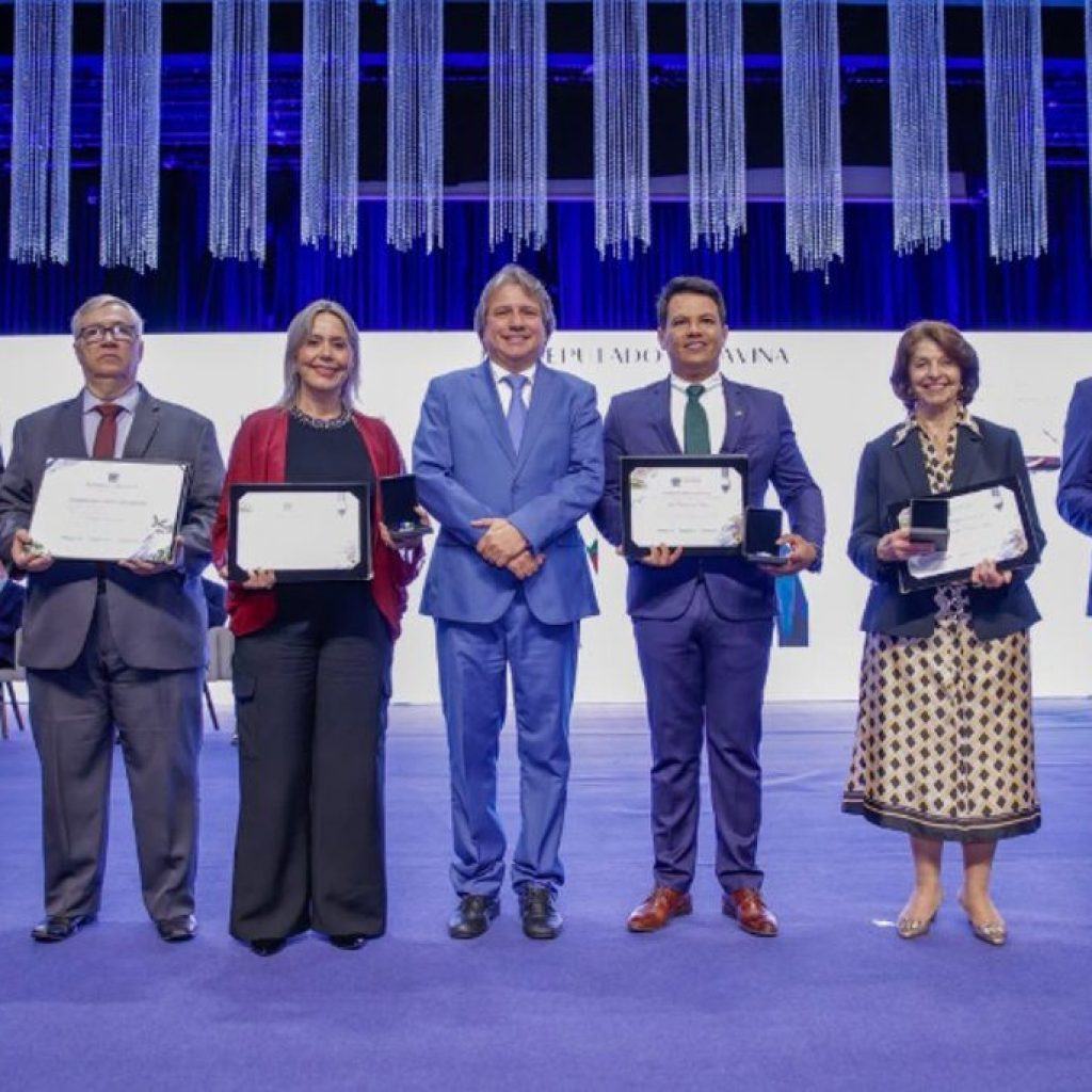 Caravina homenageia seis personalidades com título de cidadão e comenda na Assembleia