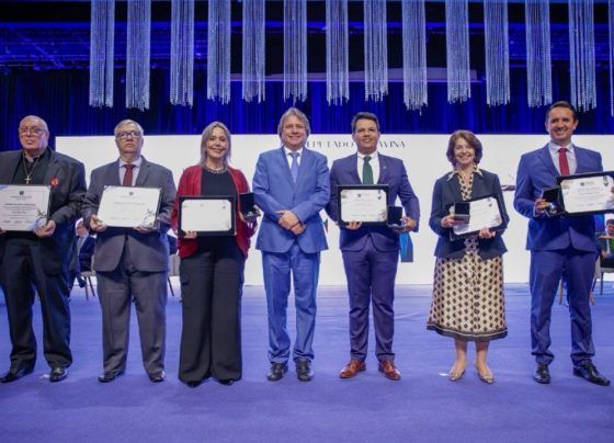 Caravina homenageia seis personalidades com título de cidadão e comenda na Assembleia