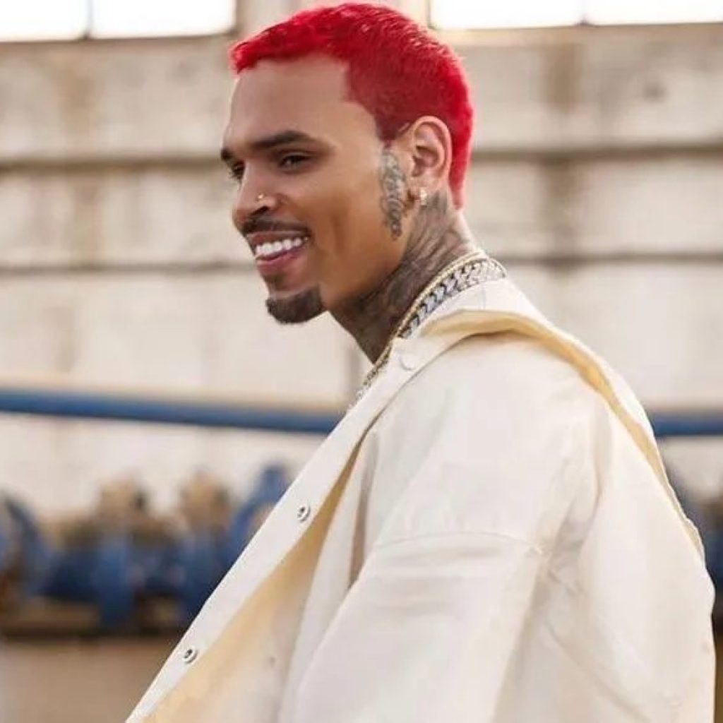 Chris Brown é condenado por agressão em boate e pode ser preso; entenda