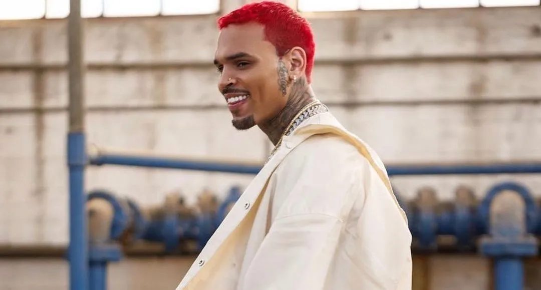 Chris Brown é condenado à prisão por agressão em boate em Londres