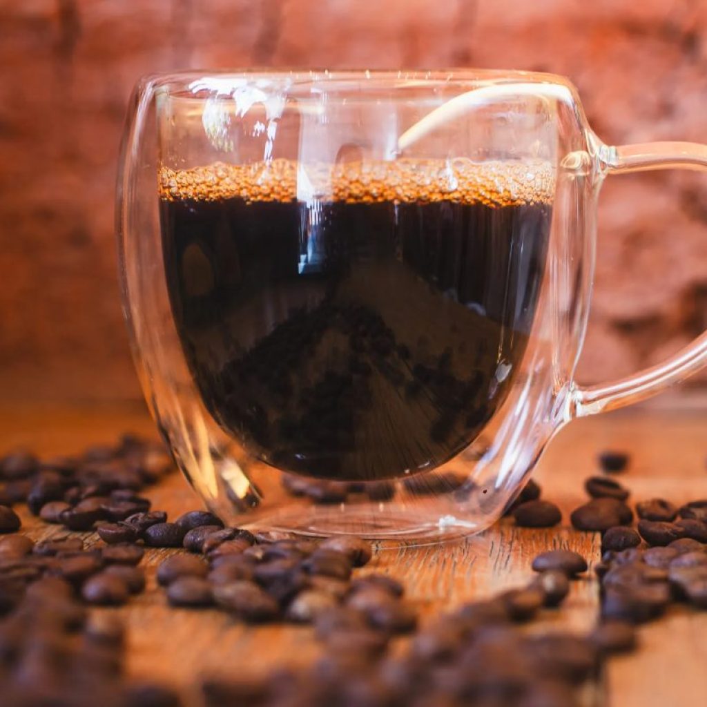 Como é feito café sem cafeína? Entenda o processo de descafeinação