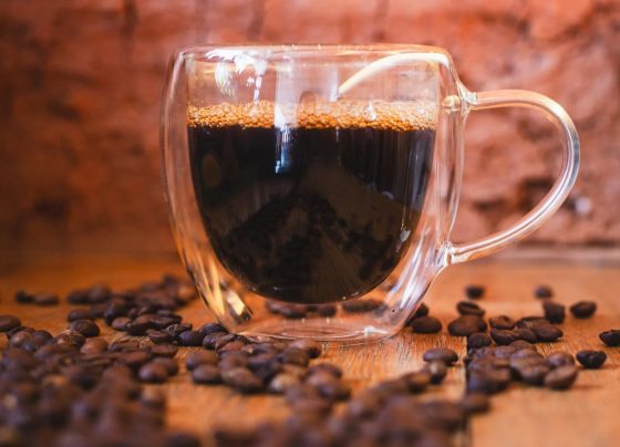 Como é feito café sem cafeína? Entenda o processo de descafeinação