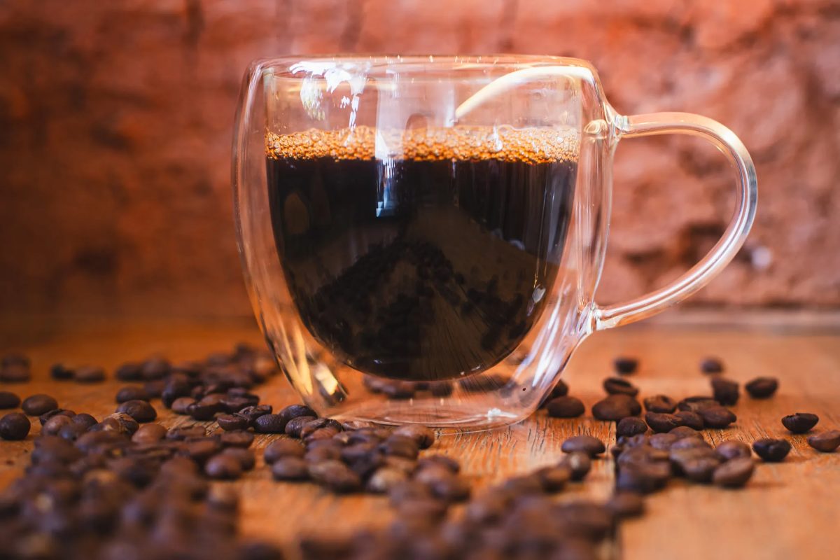 Como é feito o café descafeinado: conheça os métodos industriais