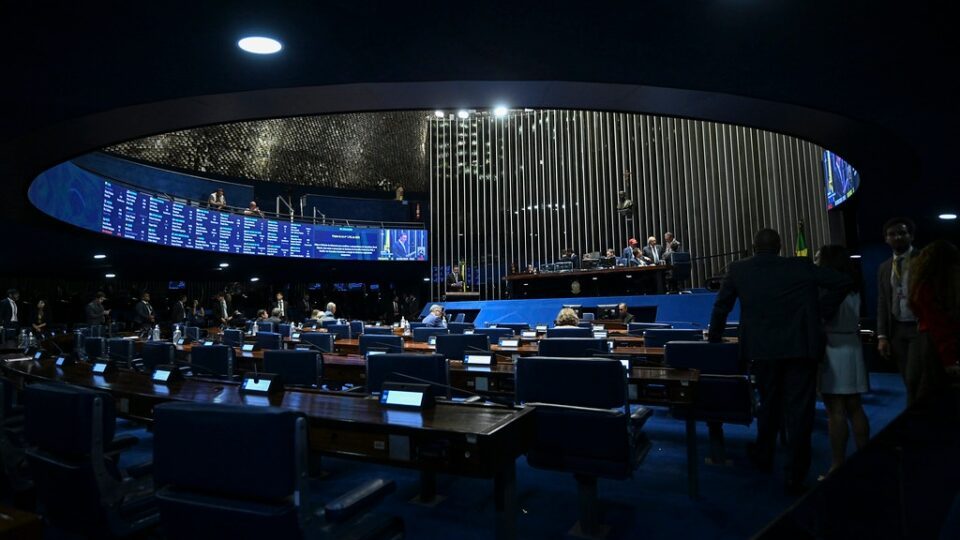Congresso prorroga por 60 dias MPs de R$ 10,1 bilhões para exportação e combustível