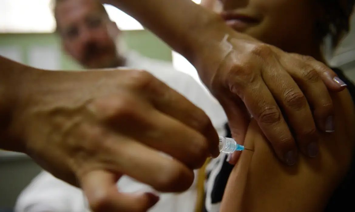 Vacina contra HPV no SUS reduz quase 78% de lesões pré-cancerígenas