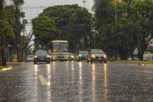 Defesa Civil emite alerta amarelo para risco de temporais em Campo Grande