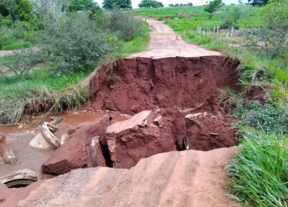 Ponte de acesso ao Nasa Park I foi levada pela enxurrada após as fortes chuvas em MS - Foto: Prefeitura de Jaraguari