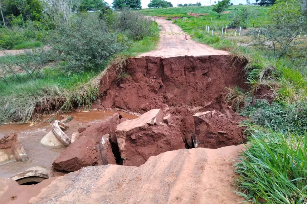 Ponte desaba e deixa moradores ilhados pela 2ª vez em condomínio de MS
