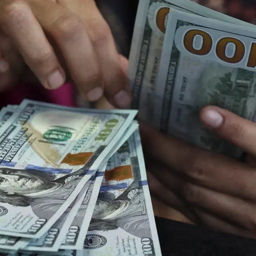 Dólar cai quase 1%, e Ibovespa recua após tombo eleitoral