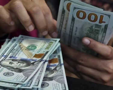 Dólar cai quase 1%, e Ibovespa recua após tombo eleitoral