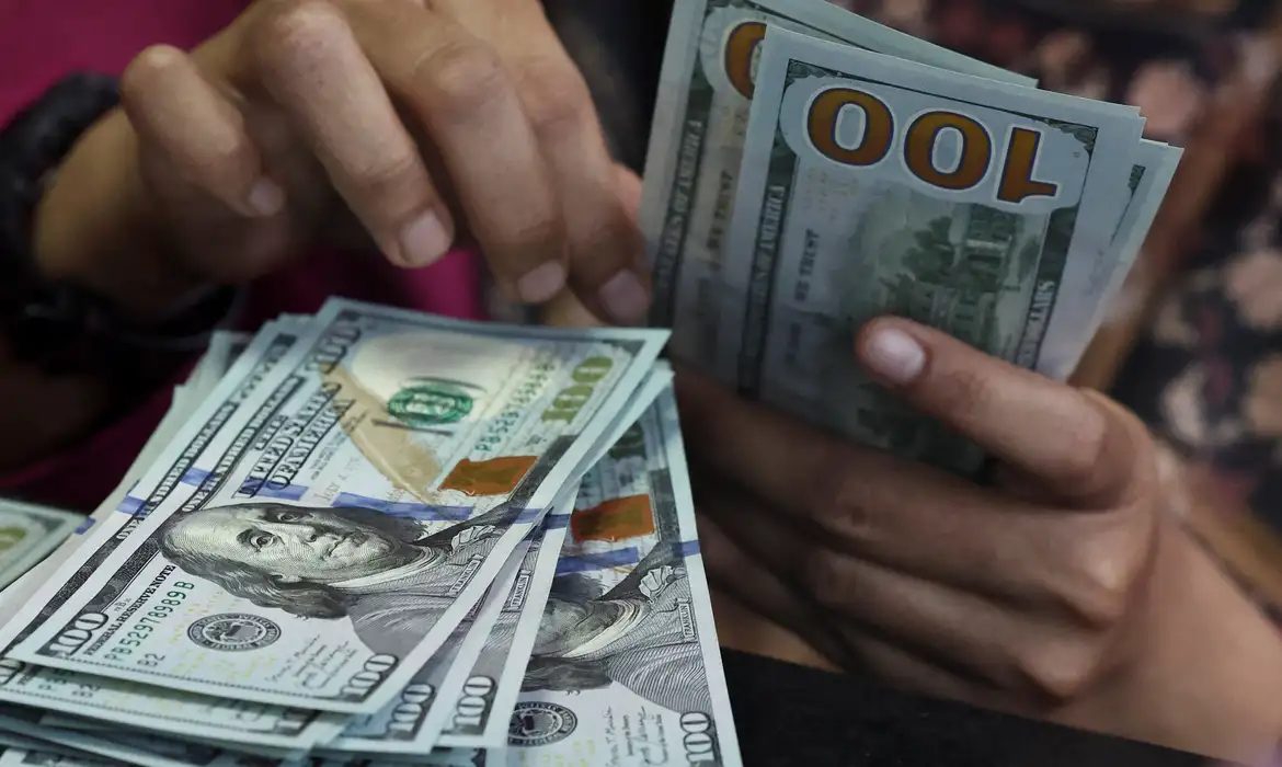 Dólar cai e fica abaixo de R$ 5,35 e Ibovespa recua após eleições