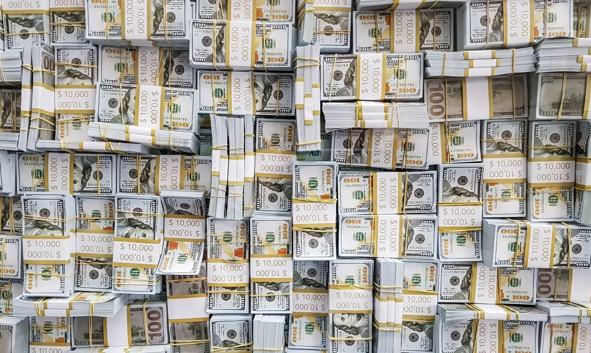 Dólar fecha acima de R$ 5,22 impulsionado por tensão internacional