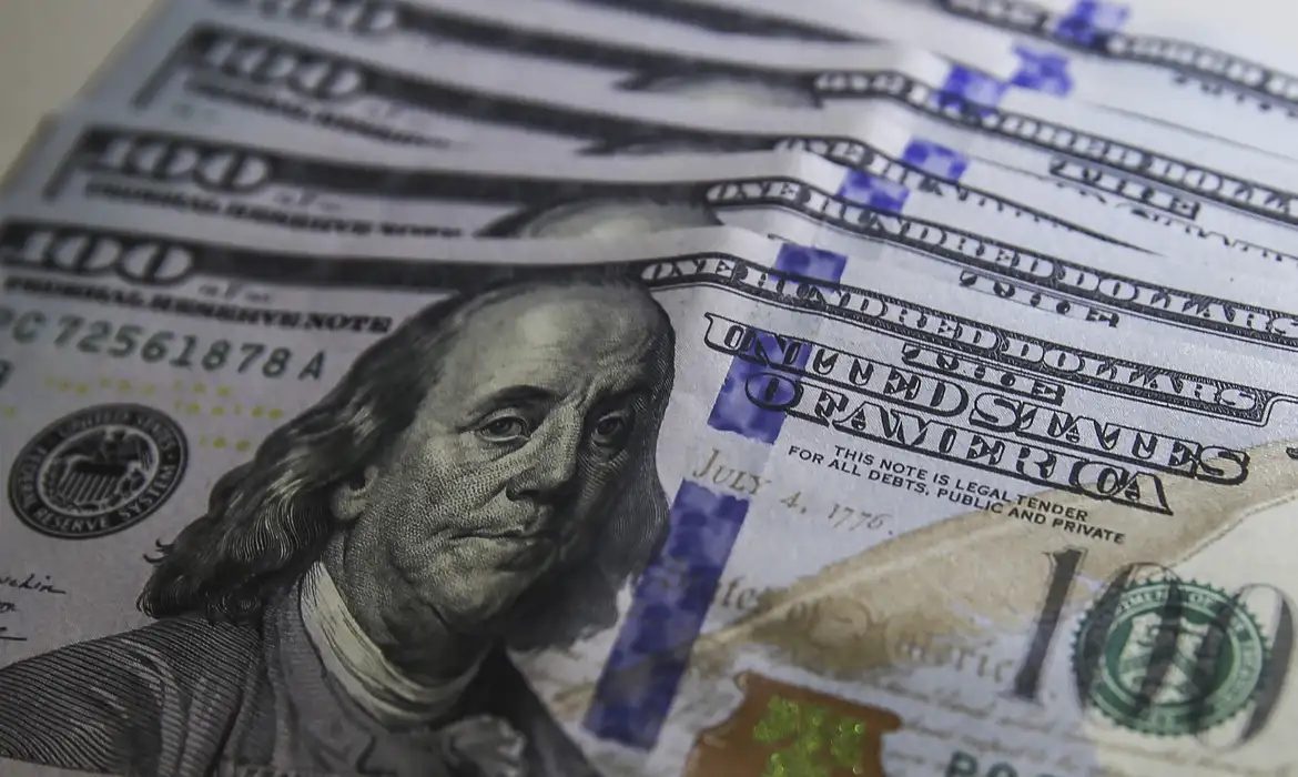 Dólar avança para R$ 5,39 e bolsa desaba em sequência de quedas