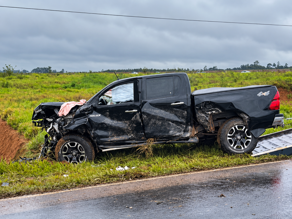 Caminhonete ficou danificada após colisão que matou casal na MS-168, em Ponta Porã - Foto: Divulgação