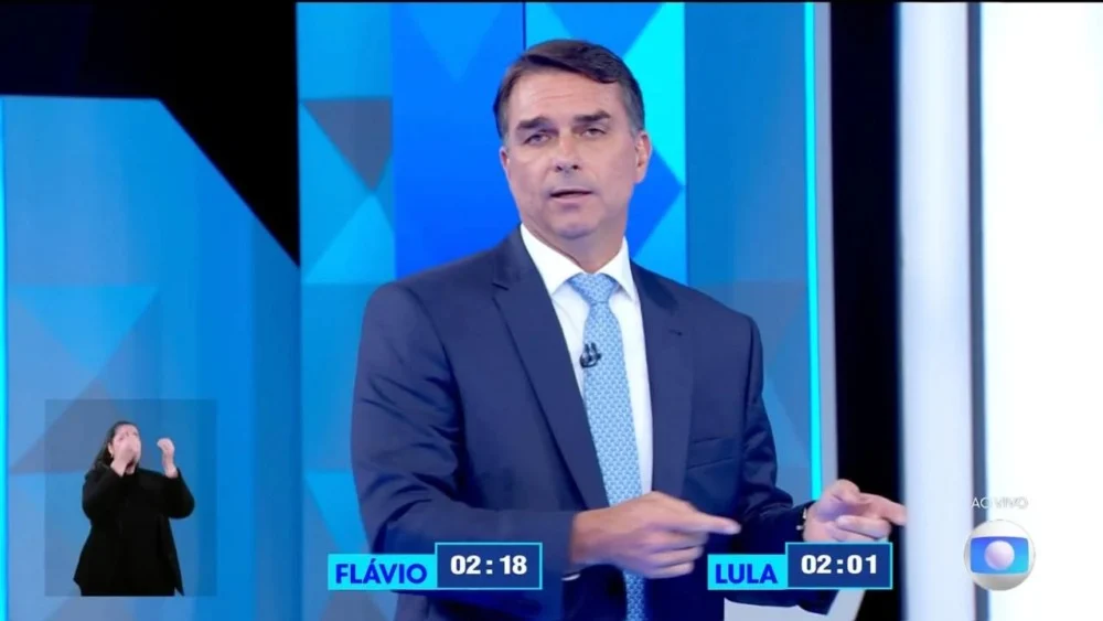 Flávio Bolsonaro acompanha apuração do 2º turno com aliados em Brasília