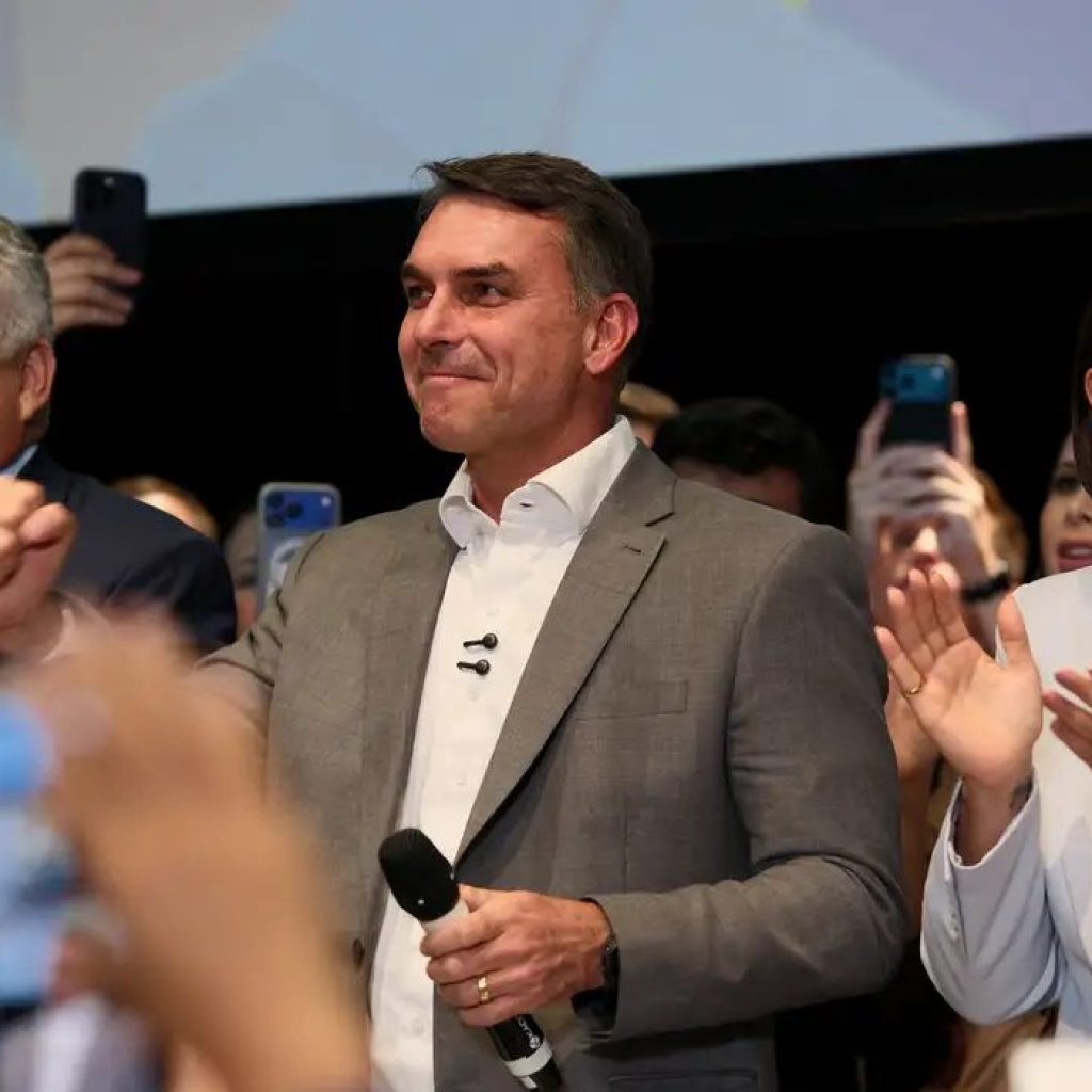 Flávio Bolsonaro recebe apoio de partidos e fala em mudar Constituição