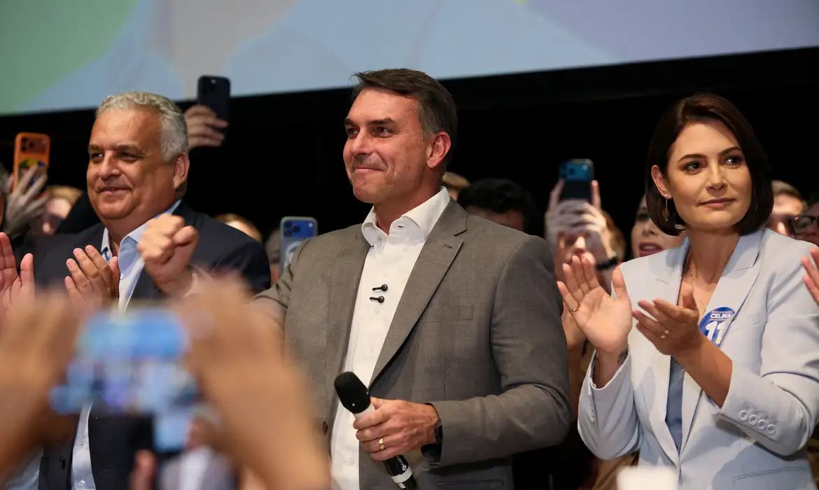 Flávio Bolsonaro ganha apoio do União Progressista e do Novo para o segundo turno