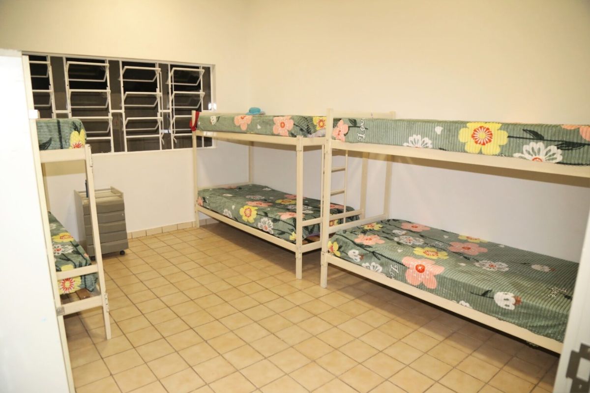 Abrigos de Campo Grande estão superlotados e têm crianças sem cama