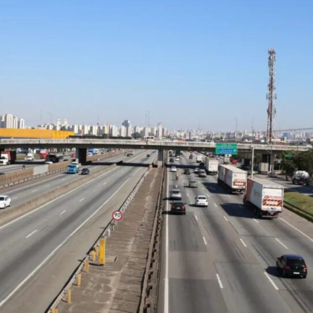 Governo lança plano para ampliar internet em rodovias; ministro nega impacto no pedágio