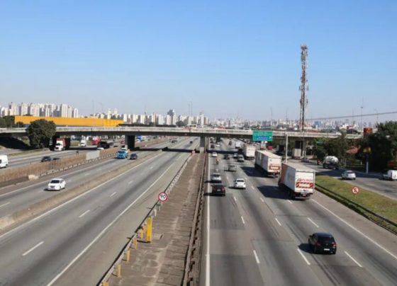 Governo lança plano para ampliar internet em rodovias; ministro nega impacto no pedágio