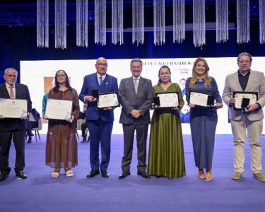 Hashioka homenageia seis personalidades com Títulos e Comendas do Mérito Legislativo