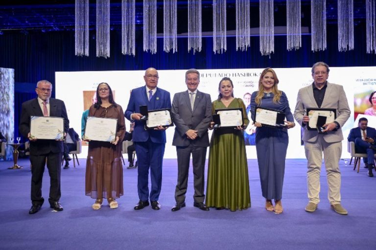 Hashioka homenageia seis personalidades com Títulos e Comendas do Mérito Legislativo
