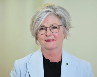 Homem é acusado de atropelar deputada australiana intencionalmente