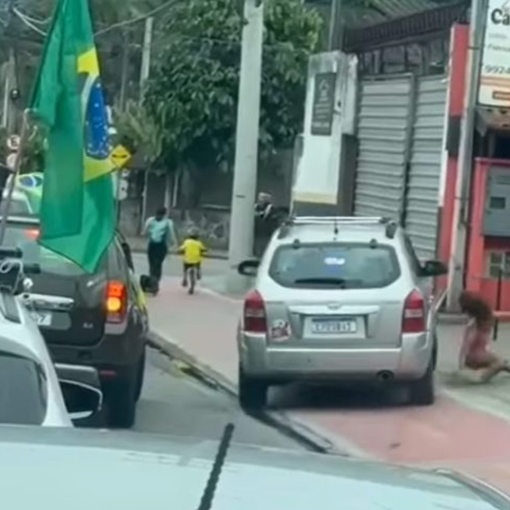 Homem é preso após atropelar crianças durante manifestação em Ilhabela; vídeo viraliza